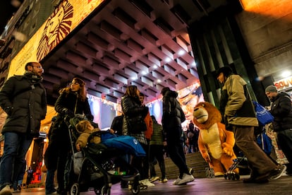 Un grupo de personas pasan por la puerta del teatro Calderón donde se representa el musical del El rey león, el 5 de diciembre.