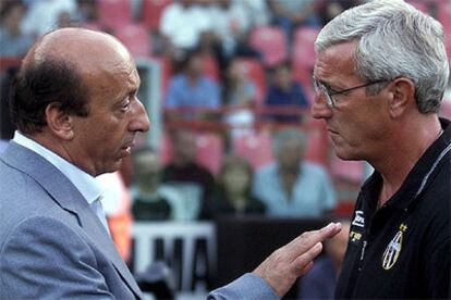 Luciano Moggi (izquierda) charla con Marcello Lippi antes de un partido del Juventus.