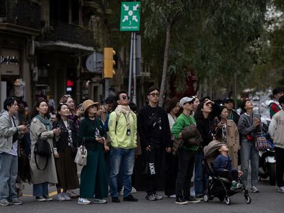 Extranjeros hacen turismo en Barcelona, el pasado mes de mayo.