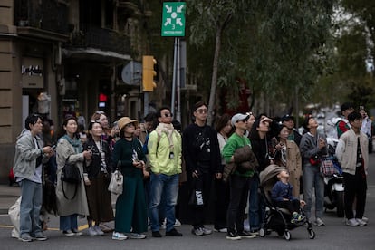 Un grupo de turistas caminando por el centro de Barcelona, la pasada Semana Santa.