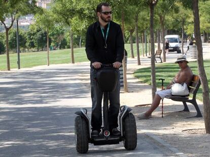 El reportero a los mandos de un segway.