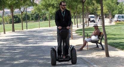 El reportero a los mandos de un segway.