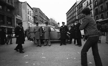 Agentes de la Policía Armada y la Policía Municipal de Madrid junto a un 2CV en la plaza de Cascorro.