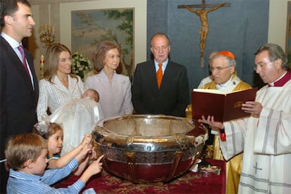 Los Príncipes de Asturias, y su hija la infanta Leonor, junto a los Reyes que fueron los padrinos de la primogénita de don Felipe y doña Letizia, y los primos de la pequeña, Pablo Nicolás (izqda.) hijo de los duques de Palma, y Victoria Federica hija de los duques de Lugo, durante el bautizo oficiado epor el arzobispo de Madrid, el cardenal Antonio María Rouco Varela (segundo por la derecha).