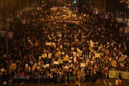 Miles de personas durante la manifestación convocada por plataformas ecologistas ante la "emergencia climática" coincidiendo con la Cumbre Social por el Clima (COP25) que acoge Madrid, el 6 de diciembre.