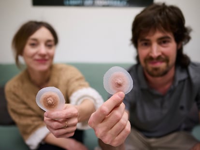 María José de Ulibarri y Marc Abadie, con una muestra de las prótesis de pezón.