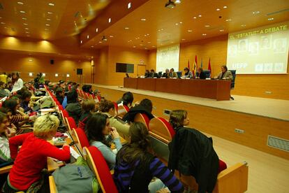 Intervinientes y asistentes al debate sobre la reforma del Estatuto cataln en la Universidad Complutense.