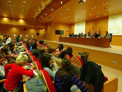 Intervinientes y asistentes al debate sobre la reforma del Estatuto catalán en la Universidad Complutense.