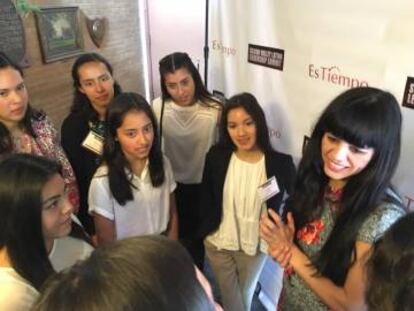 Un grupo de latinas adolescentes departe con Laura Gómez.
