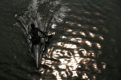 Un atleta durante la prueba de canoa individual.