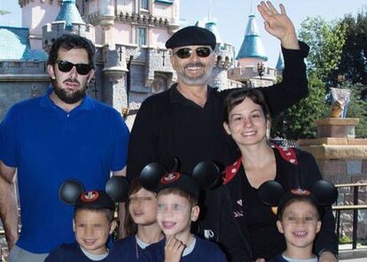 Miguel Bos&eacute; y sus hijos: Telmo, Tadeo, Ivo y Diego, en Disneyland en 2016.