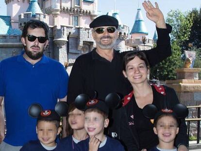 Miguel Bos&eacute; y sus hijos: Telmo, Tadeo, Ivo y Diego, en Disneyland en 2016.