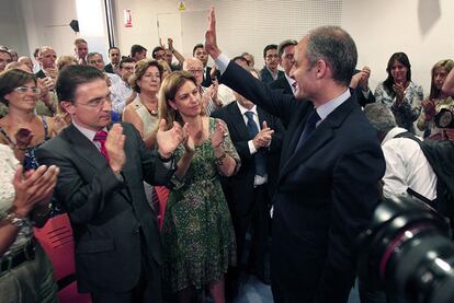 Camps, ante buena parte de su Gobierno y altos cargos del PP, tras anunciar ayer su dimisión en la reunión de la ejecutiva del partido.