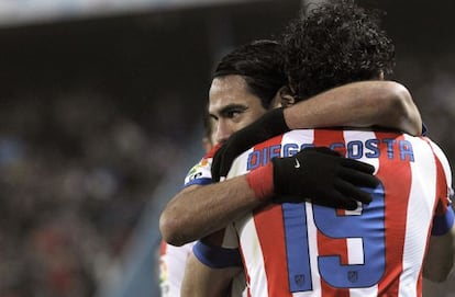 Radamel Falcao y Diego Costa celebran un gol. 