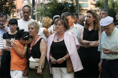Familiares y afectados por actos terroristas homenajean a las víctimas del atentado de Hipercor en Barcelona.