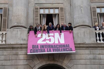 El Ayuntamiento de Barcelona cuelga una pancarta por el Día Internacional para la Eliminación de la Violencia contra las Mujeres con el lema "Pregunta, habla, escucha".
