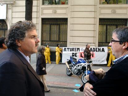 Joan Tardà (izquierda) y Joan Puig, durante la protesta de ERC ante la sede de la Cope.