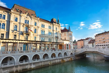 El puente Triple (Tromostovje) y el mercado central, diseñados por el famoso arquitecto Jože Plečnik, en Liubliana, Eslovenia