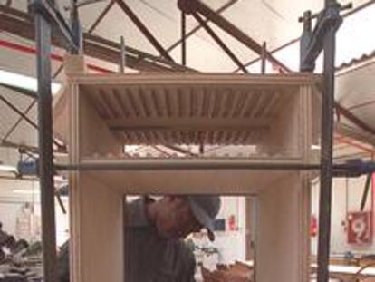 Ibrahim, en el taller madrileño de carpintería al que acude.