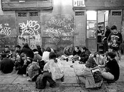 Un grupo de jóvenes bebiendo en una zona de copas del centro, en octubre de 1996.