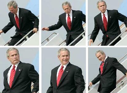 George W. Bush, a punto de caerse en 2006 al descender por la escalerilla del avión presidencial Air Force One.