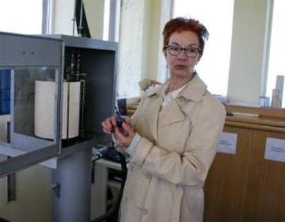 Margarita Martín, máxima responsable del Observatorio de Igueldo como delegada de Aemet en el País Vasco, ante el legendario anemocinemógrafo Fuess, de registro mecánico, con el que todavía se obtienen los datos de velocidad, recorrido y dirección del viento.