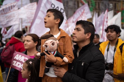 Seguidores de Claudia Sheinbaum escuchan su mensaje en el Zócalo de Ciudad de México. 