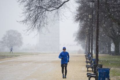 Un hombre corre por el Mall en Washington.