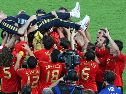 Aragon&eacute;s, manteado tras lograr la Eurocopa en 2008.