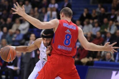 Siskauskas se emplea en defensa durante el partido ante el Unicaja.