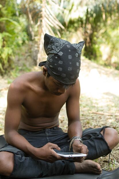 La modernidad y el desarrollo son ya parte de la vida en la jungla. Donde antes no había tecnología alguna, ahora algunos Orang Rimba no despegan su vista de las pantallas de los móviles.