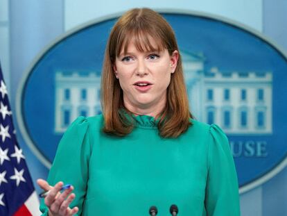 La directora de comunicación Kate Bedingfield comparece este miércoles en la Casa Blanca.
