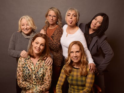 Gina Schock, Belinda Carlisle, Alison Ellwood, Jane Wiedlin, Charlotte Caffey y Kathy Valentine, de las Go-Go's, posan en el último festival de Sundance, donde se estreno el documental que repasa sus vidas.