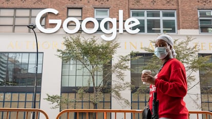 Una persona pasea frente a las oficinas de Google en Nueva York (EE UU) el pasado mes de septiembre.