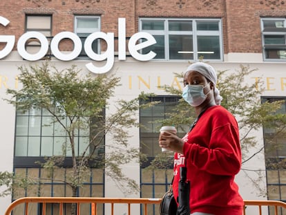 Una persona pasea frente a las oficinas de Google en Nueva York (EE UU) el pasado mes de septiembre.