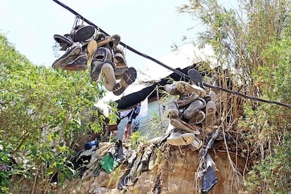 Se cree que cuando alguien entra en la mara, cuelga sus zapatillas como prueba de bautismo. Más de 45.000 menores de 15 años son objetivo de las maras en La Limonada, su esperanza de vida es de 18 años.