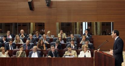 Parte de la bancada popular escucha la primera intervención de Tomás Gómez como líder de la oposición socialista en la Asamblea.