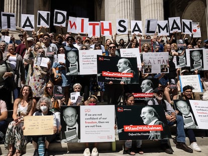 Un grupo de escritores y simpatizantes se reúnen en solidaridad con Salman Rushdie frente a la Biblioteca Pública de Nueva York.