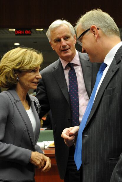 Elena Salgado conversa con Olli Rehn (derecha) y Michel Barnier, antes del Consejo.