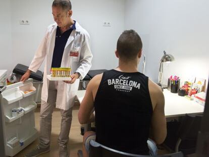 El doctor de BCN Checkpoint, Pep Coll atiende a un usuario del centro