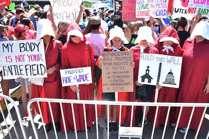 Manifestantes vestidas de 'El cuento de la criada' exigen el derecho al aborto en una protesta en Los Ángeles