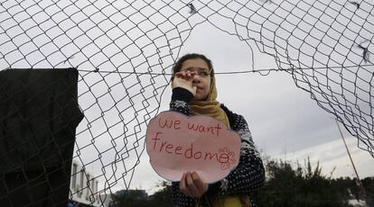 Una niña presente en una protesta para demandar mejores condiciones de vida llevada a cabo por personas refugiadas en el campo del antiguo aeropuerto de Helliniko, en Grecia, el pasado 5 de febrero.