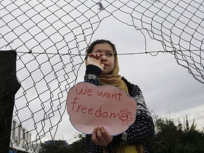 Una ni&ntilde;a presente en una protesta para demandar mejores condiciones de vida llevada a cabo por personas refugiadas en el campo del antiguo aeropuerto de Helliniko, en Grecia, el pasado 5 de febrero. 