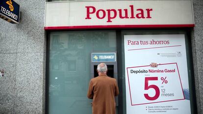 Un cliente del Banco Popular utiliza uno de los cajeros de la entidad.