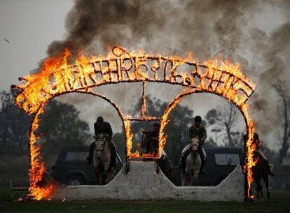 Varios soldados del ejército nepalí muestran sus habilidades con caballos durante la celebración del festival religioso Ghode Jatra, en Katmandú (Nepal).