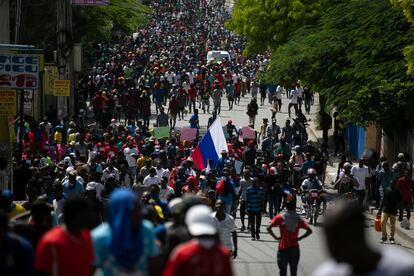 Los manifestantes han aprovechado el aniversario de la muerte de su héroe independentista Jean-Jacques Dessalines para exigir la renuncia del primer ministro, Ariel Henry, y rechazar su petición de ayuda militar extranjera. En la imagen, miles de manifestantes en una avenida en Puerto Príncipe, el 17 de octubre de 2022.