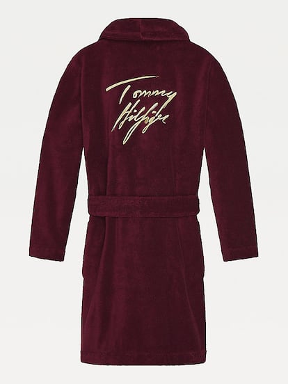 Algodón orgánico y el logo bordado en cursivas con hilo metalizado: el mix perfecto para las que buscan ir a la moda y confortables también en casa. Es de Tommy Hilfiger y tiene un precio de 69,90 euros.