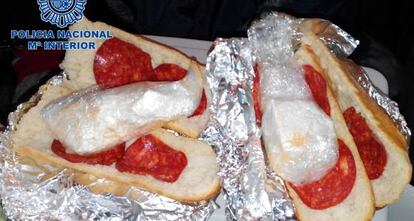 Dos bocadillos de chorizo intervenidos por los agentes.