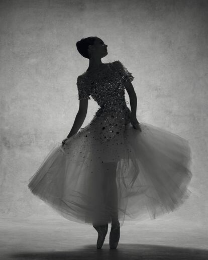 Lauren Lovette, bailarina principal del New York City Ballet, con un diseño de Óscar de la Renta.