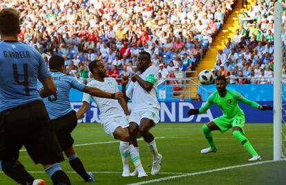 El uruguayo Luis Suárez en acción contra el arquero de Arabia Saudita Mohammed Al-Owais durante la Copa Mundial de la FIFA 2018.